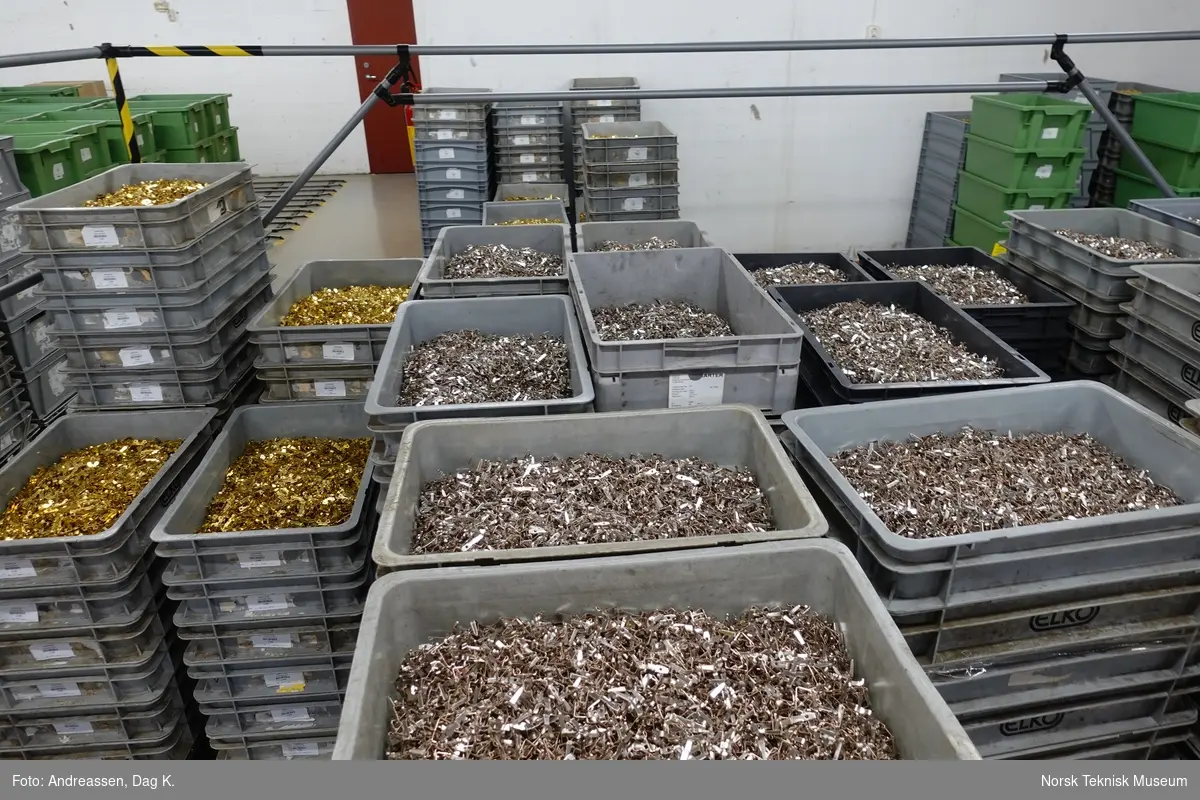Metalldeler til stikkontakter og brytere, levert av underleverandører, på vei til monteringsavdelingene i ELKO-fabrikken i Åmot i Modum