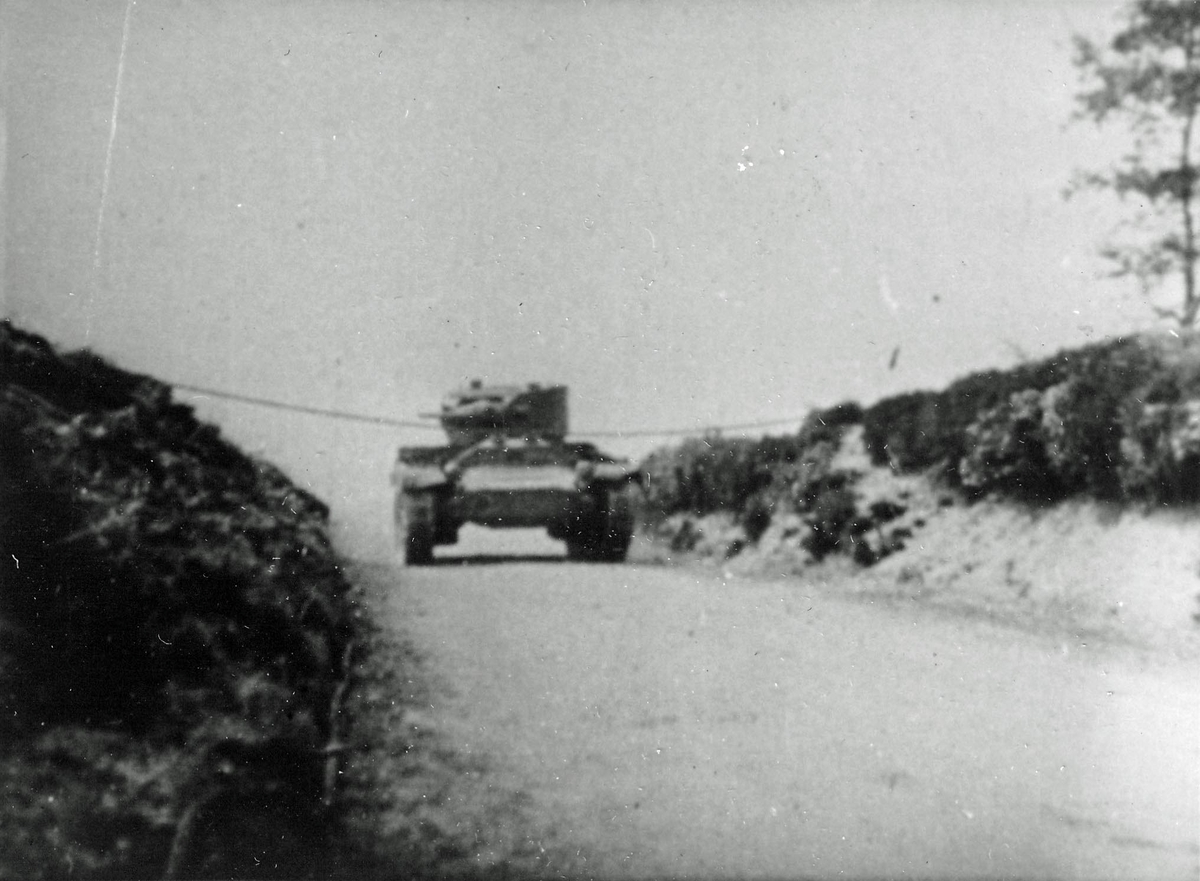 En grov stålwire som spänts tvärs över vägen kan även vara effektiv mot stridsfodon. Hindret har vanliga förankringar, vägen är rak, inga bromsande hinder innan och en stridsvagn kan ha god fart . Foto från den brittiska filmen "Antivehicle Obstacles Elementary" från 1946.