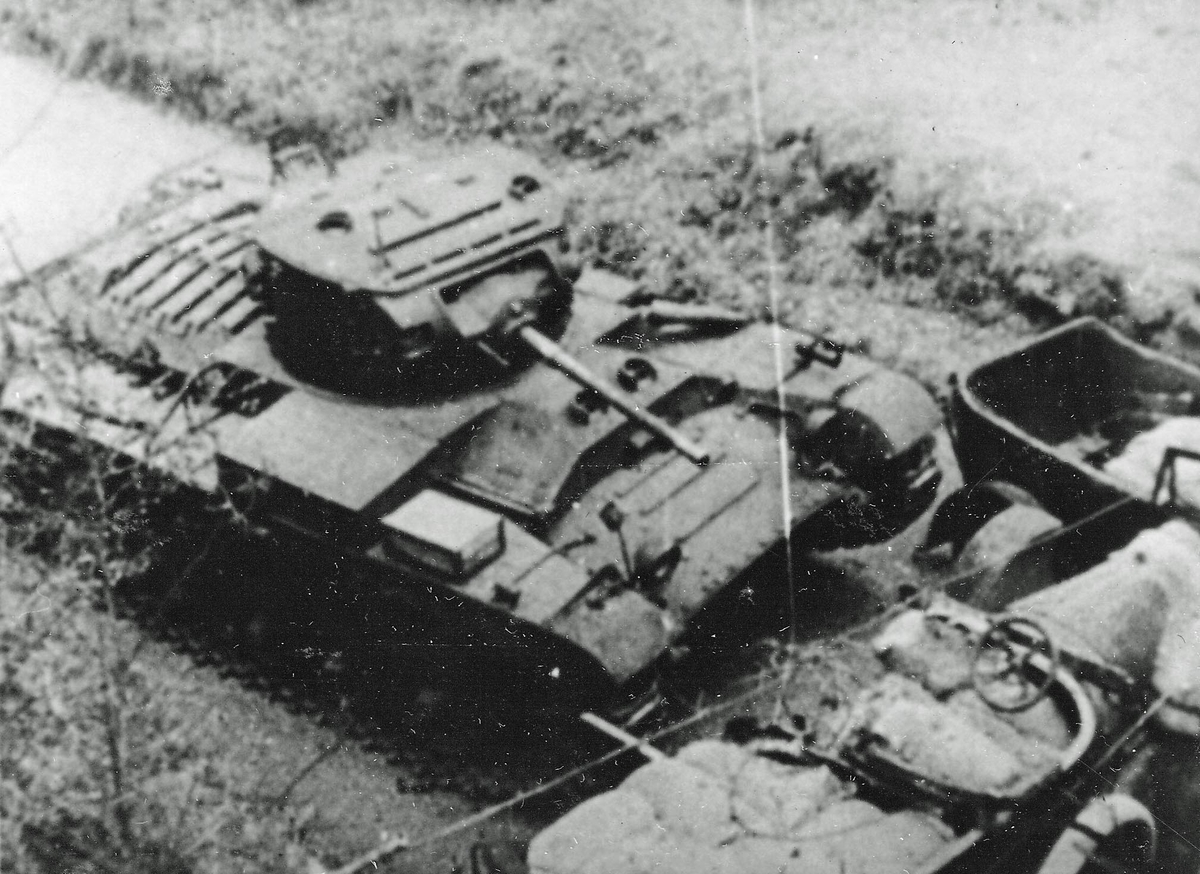 En väg har blockerats med fordon och försvararna har valt en frontal striddställning av sandsäckar vilket gör att stridsfordon kan bekämpa dem. Första vagnen skjuter mot hindret och fortsätter sedan mot den blottade stridsställningen. Pansarvärnsvapen är oanvändbara då fordonshindret döljer alla sårbara delar av stridsvagnen (Valentine Mk III). Foto från den brittiska filmen "Antivehicle Obstacles Elementary" från 1946.