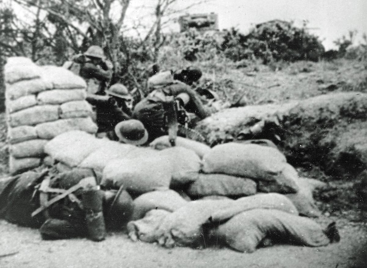 Sämsta tänkbara läge med frontal skjutriktning mot kringgående stridsvagn. Foto från den brittiska filmen "Antivehicle Obstacles Elementary" från 1946.