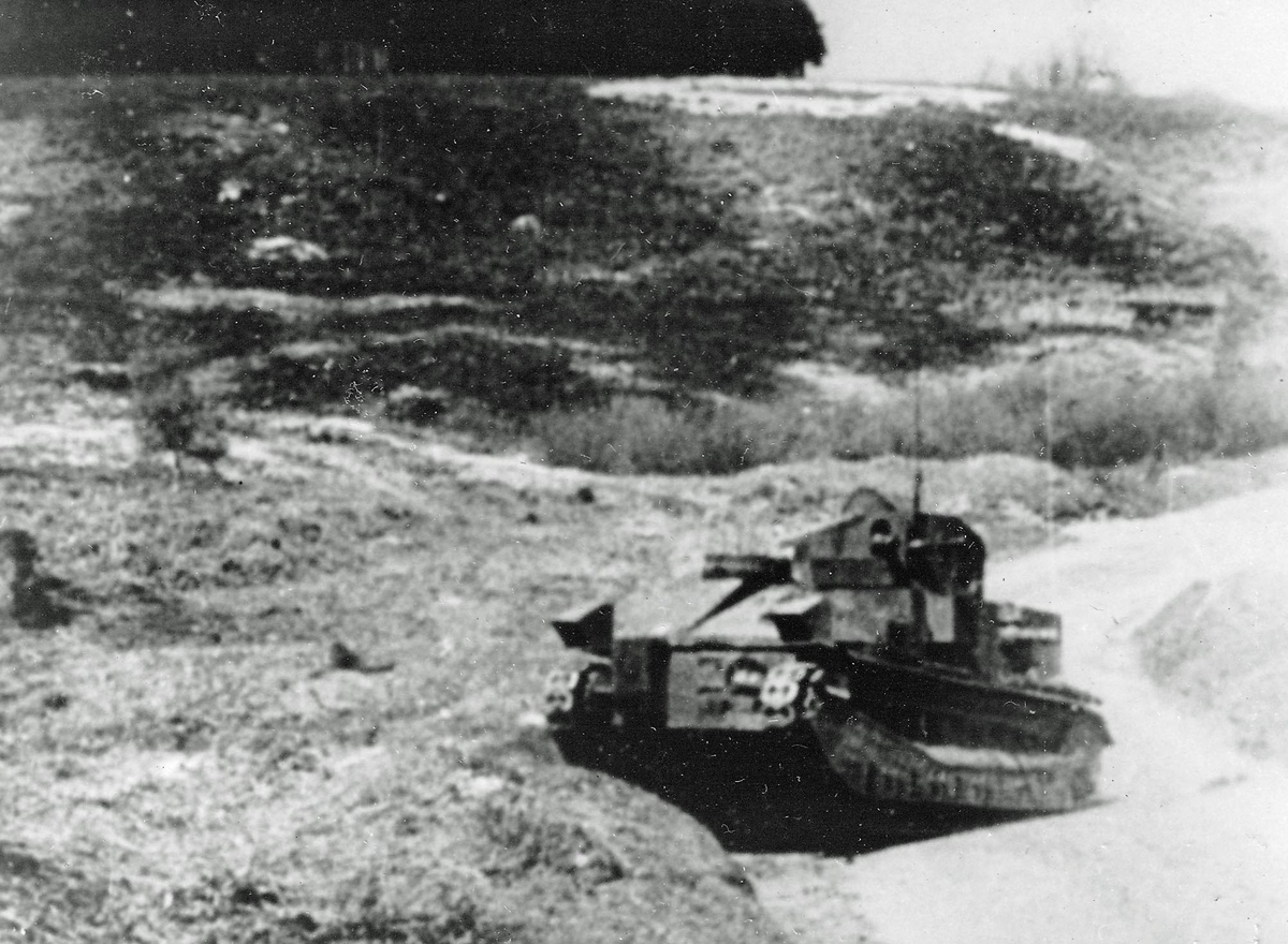 När vägen är oframkomlig för stridsfordon är det viktigt att minera omgivande terräng för att förhindra kringgång. Foto från den brittiska filmen "Antivehicle Obstacles Elementary" från 1946.