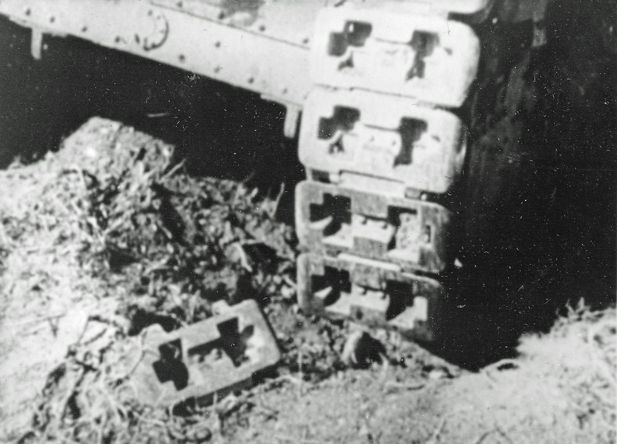 När vägen är oframkomlig för stridsfordon är det viktigt att minera omgivande terräng för att förhindra kringgång. Kör man på en mina blir vagnen omanövrerbar, men mineringen måste försvaras för att den inte skall kunna röjas. Foto från den brittiska filmen "Antivehicle Obstacles Elementary" från 1946.