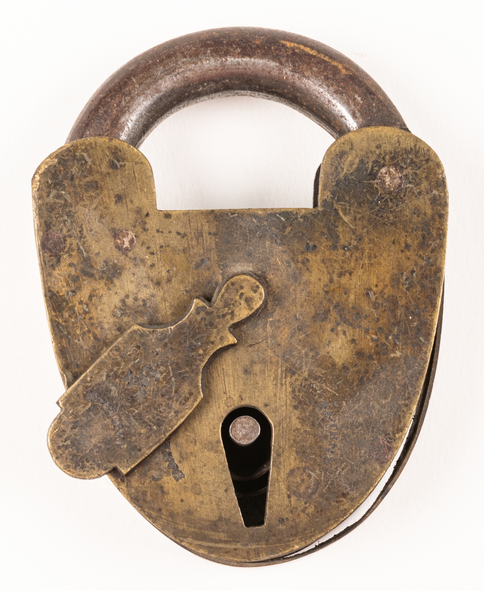 Hänglås, av järn och mässing. Patent WR.