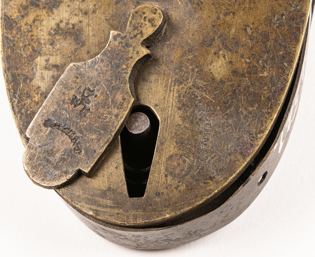 Hänglås, av järn och mässing. Patent WR.