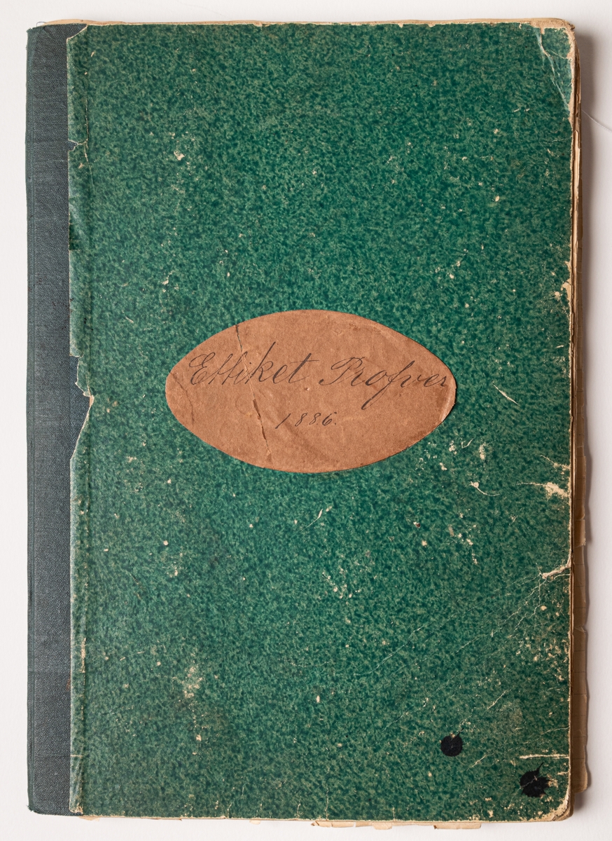 Bok med gröna pärmar och svart rygg. Innehåller en samling etiketter, främst från Gävleföretag, 1886.