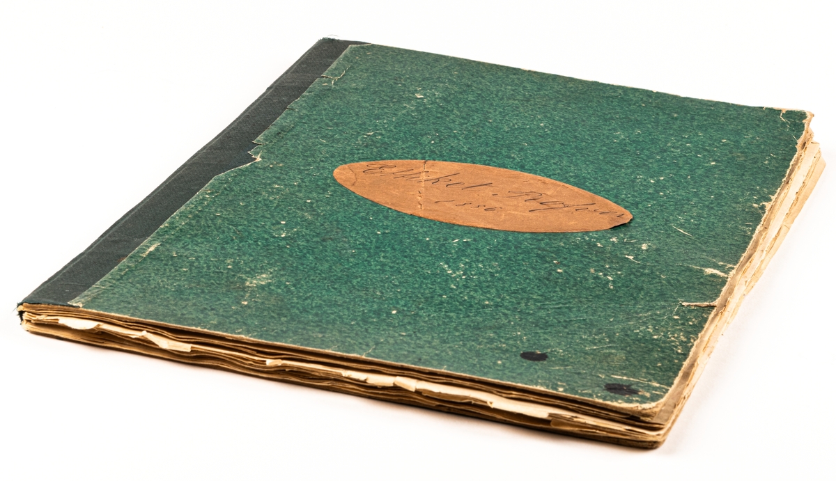 Bok med gröna pärmar och svart rygg. Innehåller en samling etiketter, främst från Gävleföretag, 1886.
