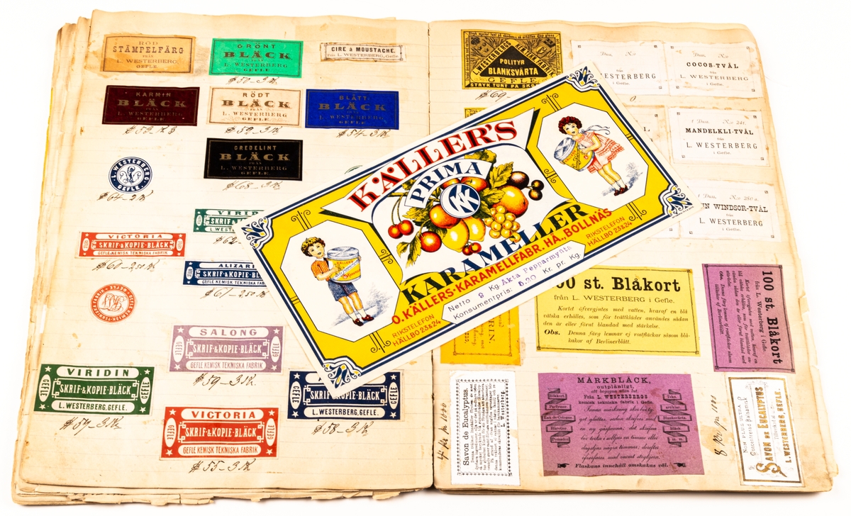 Bok med gröna pärmar och svart rygg. Innehåller en samling etiketter, främst från Gävleföretag, 1886.