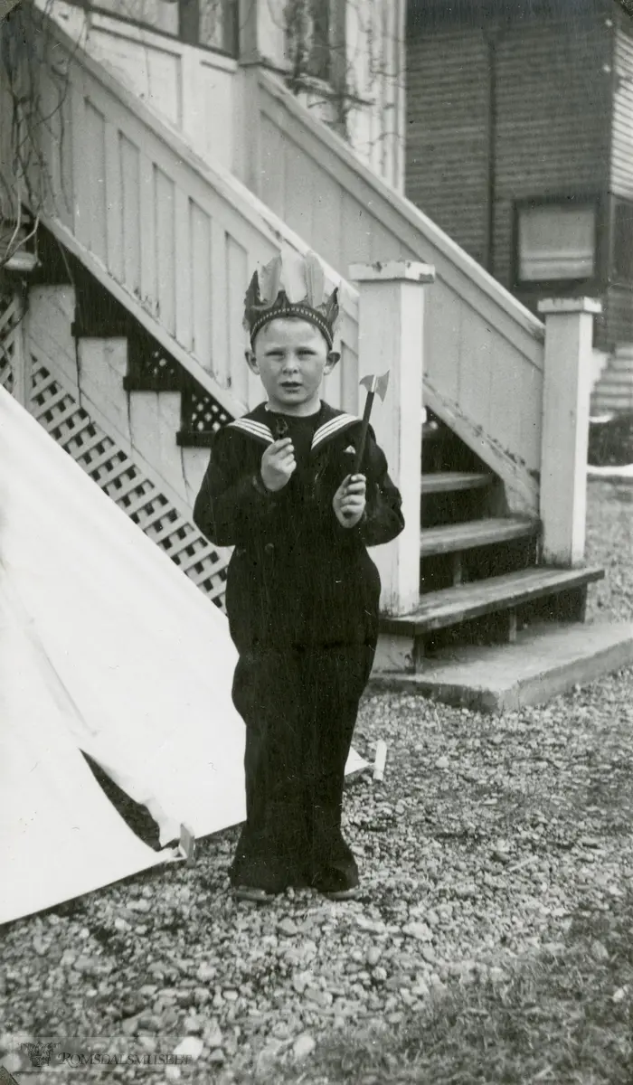 Foran Sættem-huset i Kalvehagen 19.04.1935. Otto Kikkan Sættem med indianerutstyr på 5-årsdagen.