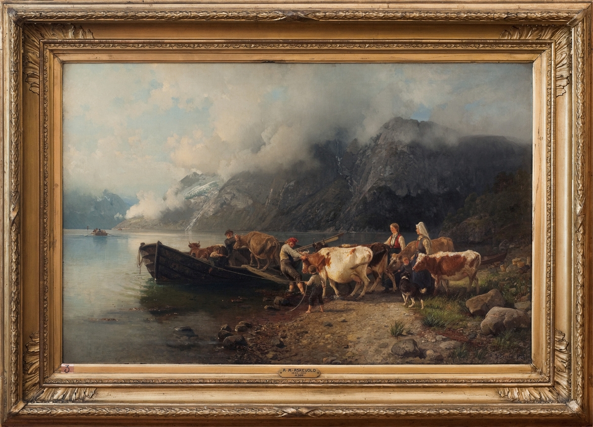 På strandbredd til høyre en flokk kyr som blir drevet ombord i en åpen båt. Fjord innover til venstre. I bakgrunnen fjell med skodde nedover sidene.