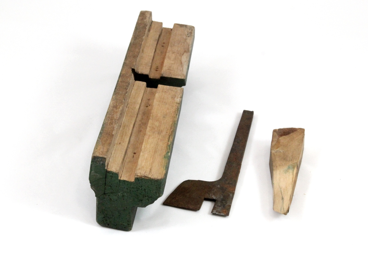 Fjærhøvel: Rektangulær overdel, derfra ned i avtapning langs hver langside. To sirkulære hull tvers gjennom den rektangulære del. Jernets hull åpent ut mot siden. Såle og jernets egg har  form til å høvle fjærsiden av golvbord.