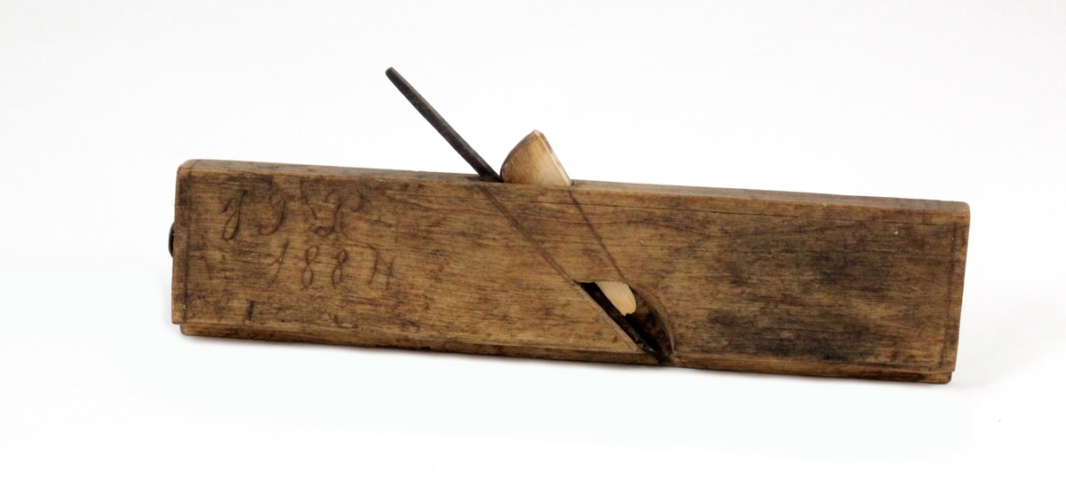 Profilhøvel: Rektangulær form. Jernets hull åpent ut til siden. Jernets egg er halvsirkel-formet