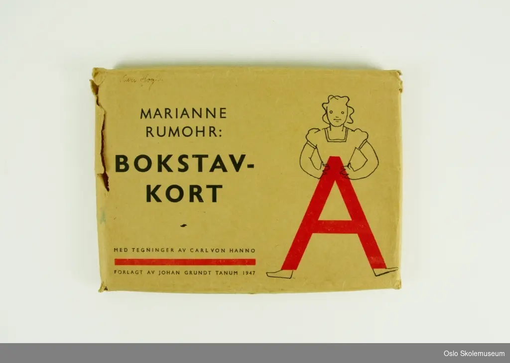 Konvolutt med bokstavkort av Marianne Rumohr. Konvolutten inneholder et veiledningshefte på to sider og 25 bokstavkort (ikke komplett).