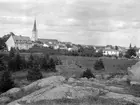 Vy från Kanberget i Linköping med blicken vänd mot staden i nordostlig riktning. Bebyggelsen i förgrunden löper utmed Barnhemsgatan.