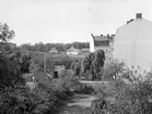 En för Linköping sällsynt dokumentation från området av Kanberget. Fotoåret var 1916 men miljön är påfallande sig lik till våra dagar. Vy västerut från det så kallade Lorichska huset med blick över gården till Storgatan 84. I fonden skymtar villorna Kaserngatan 7 och till höger nummer 5. Vad som försvunnit sedan bilden togs är trähusen hitom villorna. De tillhörde Wahlbecks repslageri som vid tiden ännu bedrev sin verksamhet från Kanbergets norra delar. Annat som försvunnit är stadens vattenreservoar som tornar upp sig till vänster i bild. Efter att det intilliggande vattentornet invigts 1910 kom den öppna vattenanläggningen så småningom att tas ur bruk och vidare rivas.