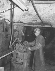 Sliping av hardmetallbor i Astrup, Løkken Verk.