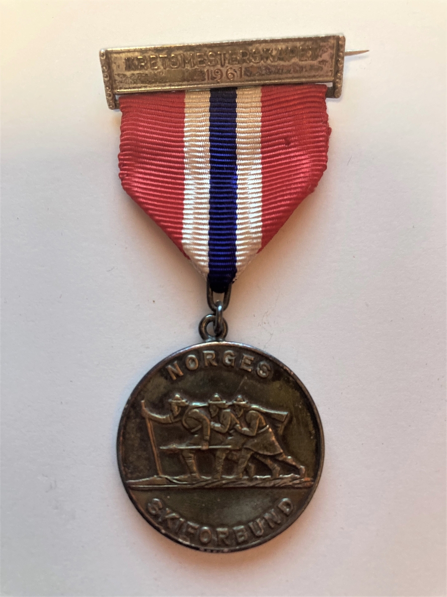 Medalje fra Kretsmesterskapet 15 KM i 1961. Fra Norges Skiforbund. 