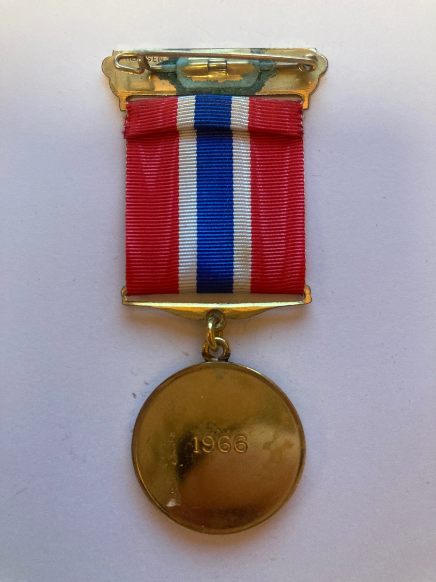 Logoen til Forsvaret er på forsiden av medaljen. 