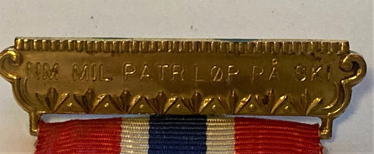 Logoen til Forsvaret er på forsiden av medaljen. 