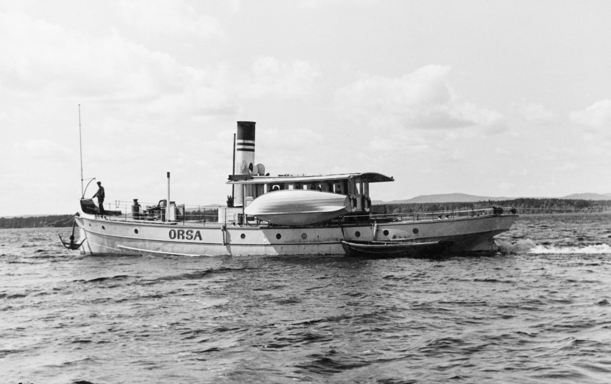 Slepebåten Orsa fotografert på innsjøen Siljan i det svenske landskapet Dalarna. Dette var ett av mange dampdrevne fartøyer som ble brukt ved buksering av tømmer i denne regionen. Dette fotografiet ble tatt i 1935. Først i 1960-åra ble dampfartøyene erstattet av dieseldrevne slepebåter som kunne oppnå høyere slepehastigheter.