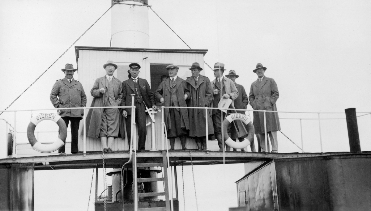 Fløtningskomiteéne på Øyeren 1934. Ombord i Øieren. Carl Sand, Westye P. Egeberg, Sven Raanes, Trygve Eng, Terje Braaten, Anders P. Holth, Kaare Sjølie, Hans Th. Kiær.