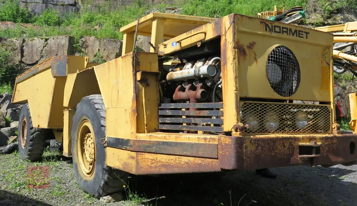 Normet PK 6000 D. 24 tonns gul dumper med 4 hjul, 2 akslinger. 6-sylindret luftavkjølt 9,6 liters Deutz dieselmotor med betegnelsen F6L 413 FW som yter 139 hk. Motoren har motornummer 6842791. Rammestyrt med 3 gir fremover, og revers. Dumperens toppfart er på 25 km/t. Har dumperkasse på 7 m3..