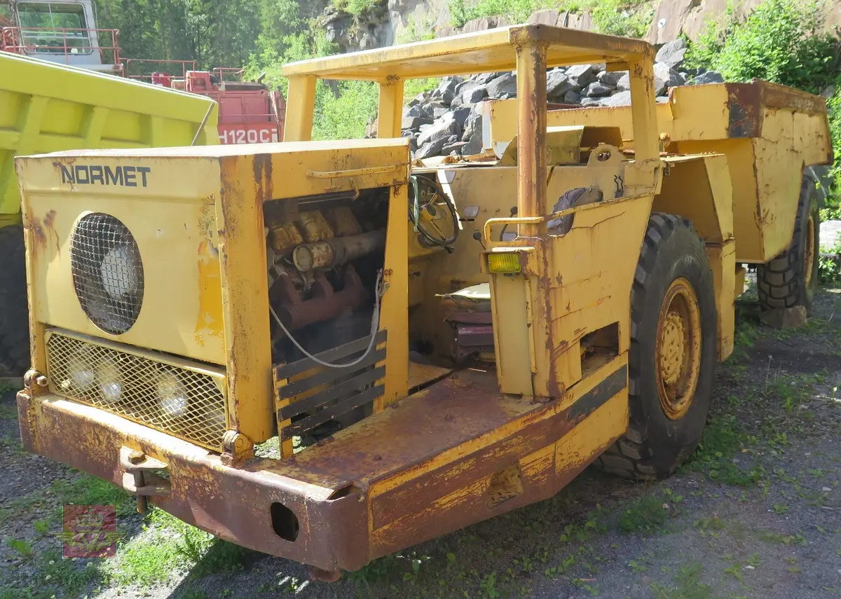 Normet PK 6000 D. 24 tonns gul dumper med 4 hjul, 2 akslinger. 6-sylindret luftavkjølt 9,6 liters Deutz dieselmotor med betegnelsen F6L 413 FW som yter 139 hk. Motoren har motornummer 6842791. Rammestyrt med 3 gir fremover, og revers. Dumperens toppfart er på 25 km/t. Har dumperkasse på 7 m3..