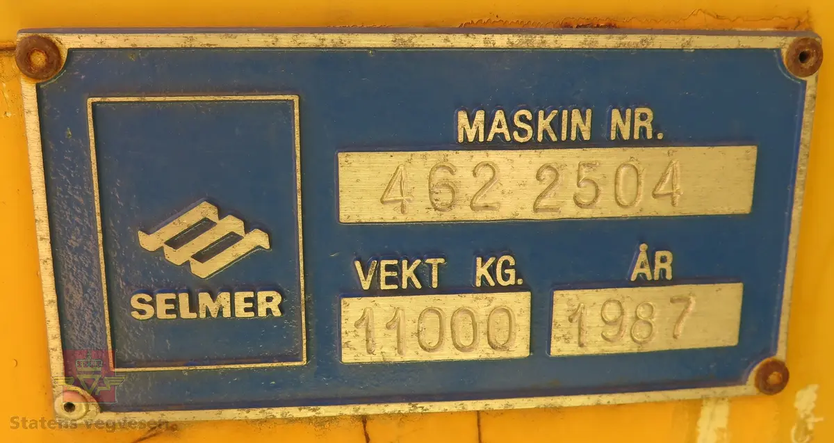 Normet PK 6000 D. 24 tonns gul dumper med 4 hjul, 2 akslinger. 6-sylindret luftavkjølt 9,6 liters Deutz dieselmotor med betegnelsen F6L 413 FW som yter 139 hk. Motoren har motornummer 6842791. Rammestyrt med 3 gir fremover, og revers. Dumperens toppfart er på 25 km/t. Har dumperkasse på 7 m3..