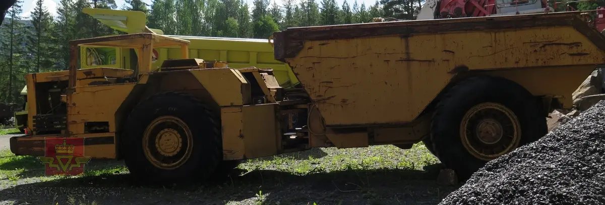 Normet PK 6000 D. 24 tonns gul dumper med 4 hjul, 2 akslinger. 6-sylindret luftavkjølt 9,6 liters Deutz dieselmotor med betegnelsen F6L 413 FW som yter 139 hk. Motoren har motornummer 6842791. Rammestyrt med 3 gir fremover, og revers. Dumperens toppfart er på 25 km/t. Har dumperkasse på 7 m3..