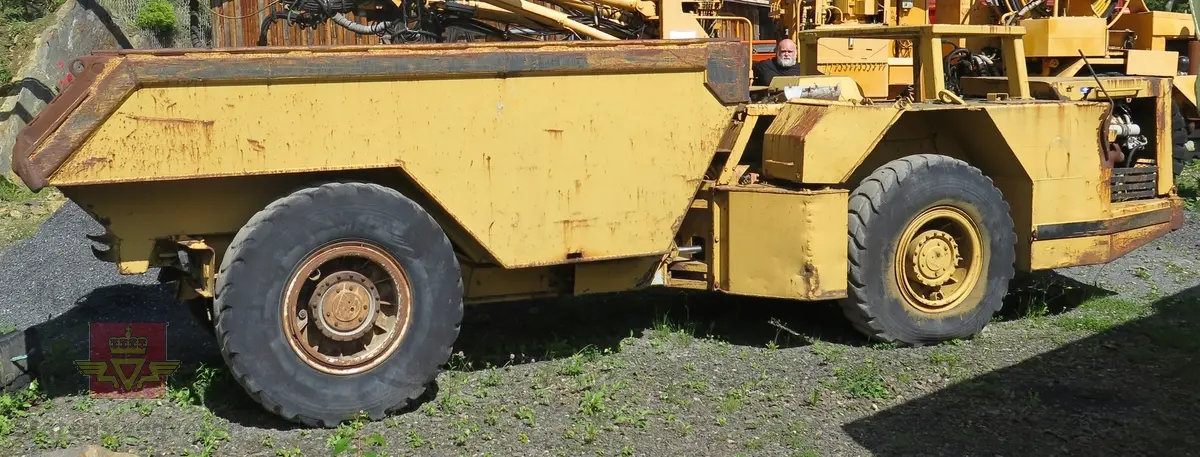 Normet PK 6000 D. 24 tonns gul dumper med 4 hjul, 2 akslinger. 6-sylindret luftavkjølt 9,6 liters Deutz dieselmotor med betegnelsen F6L 413 FW som yter 139 hk. Motoren har motornummer 6842791. Rammestyrt med 3 gir fremover, og revers. Dumperens toppfart er på 25 km/t. Har dumperkasse på 7 m3..
