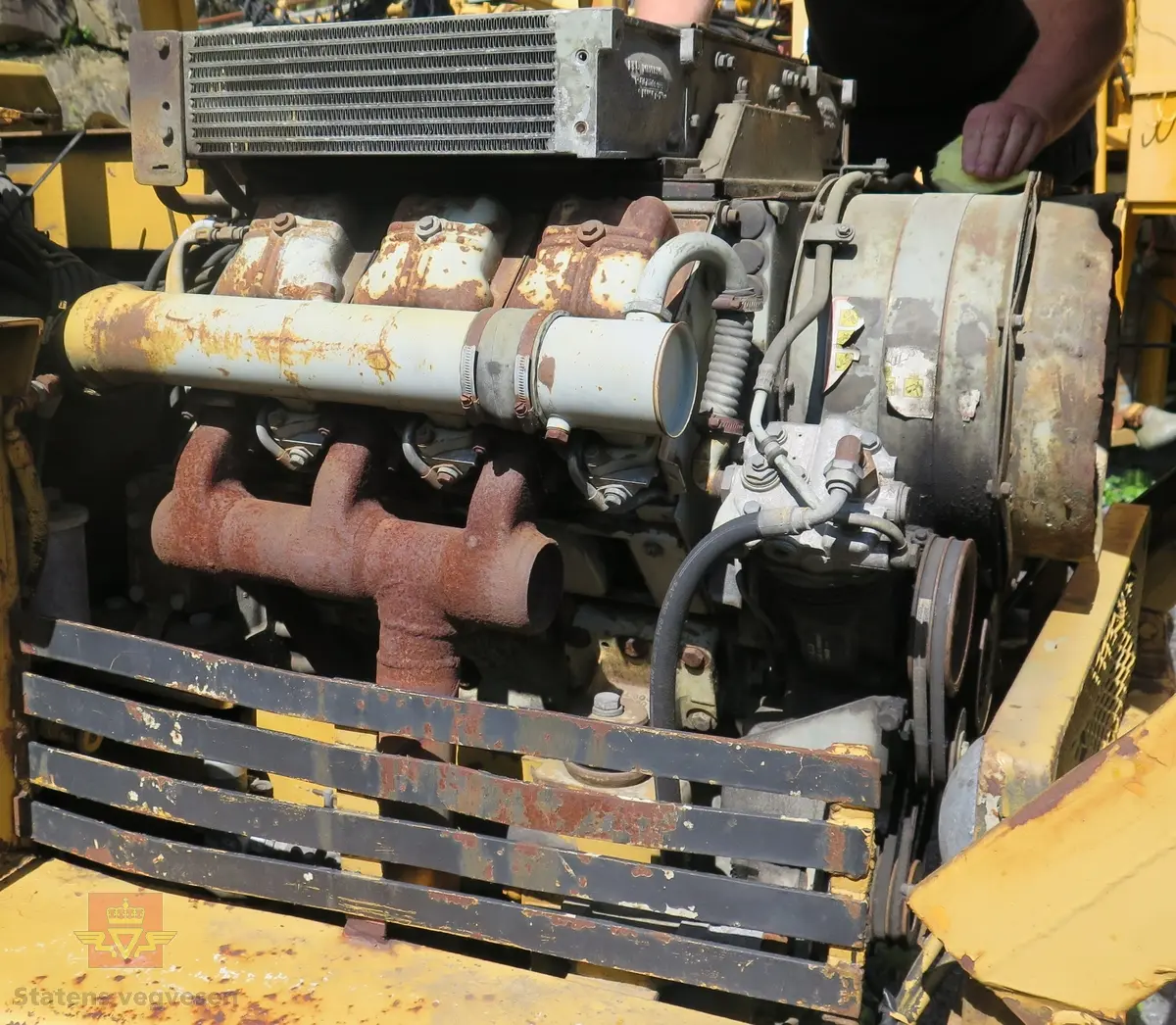 Normet PK 6000 D. 24 tonns gul dumper med 4 hjul, 2 akslinger. 6-sylindret luftavkjølt 9,6 liters Deutz dieselmotor med betegnelsen F6L 413 FW som yter 139 hk. Motoren har motornummer 6842791. Rammestyrt med 3 gir fremover, og revers. Dumperens toppfart er på 25 km/t. Har dumperkasse på 7 m3..