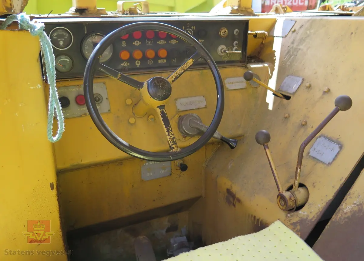 Normet PK 6000 D. 24 tonns gul dumper med 4 hjul, 2 akslinger. 6-sylindret luftavkjølt 9,6 liters Deutz dieselmotor med betegnelsen F6L 413 FW som yter 139 hk. Motoren har motornummer 6842791. Rammestyrt med 3 gir fremover, og revers. Dumperens toppfart er på 25 km/t. Har dumperkasse på 7 m3..