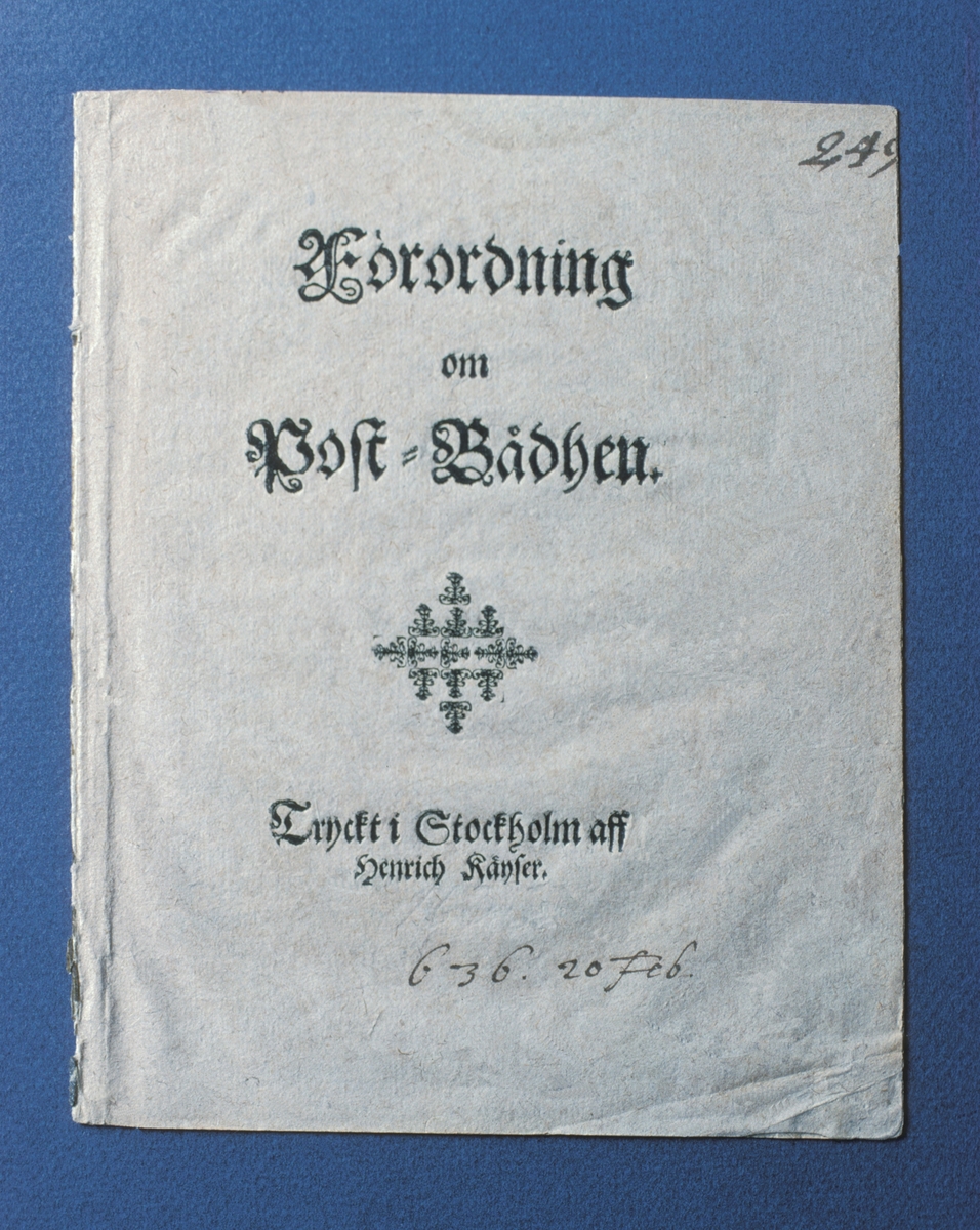 Förordning om postbådhen, svenska postverkets stiftelseurkund.

PM 2676 är fortfarande i ett helt ark. Det är inte skuret / sytt. Vikt på 4.

Fotograferat exemplar i denna post är skuret och sytt.