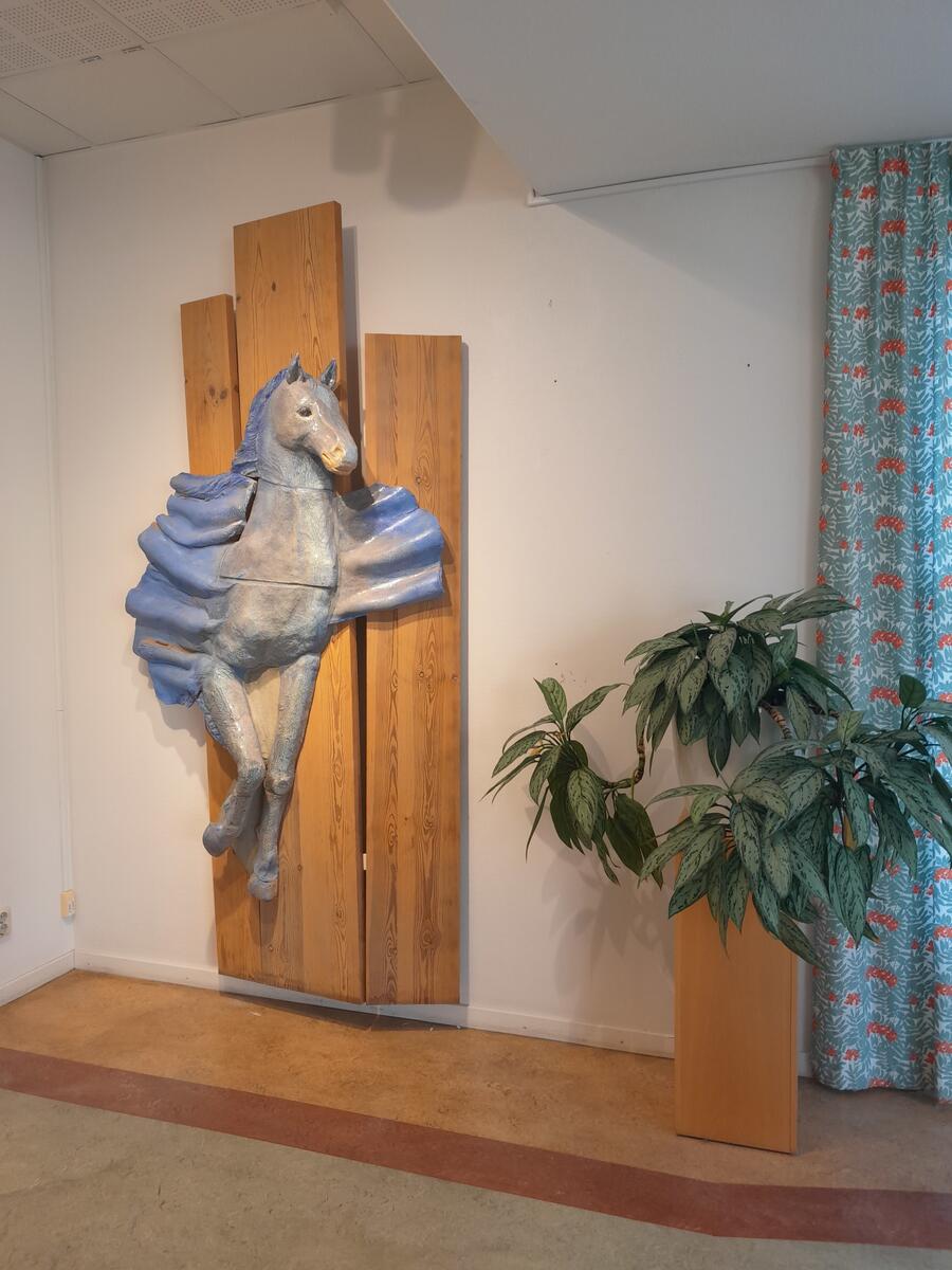 Keramiska skulpturer i huvudbibliotekets fackavdelning.