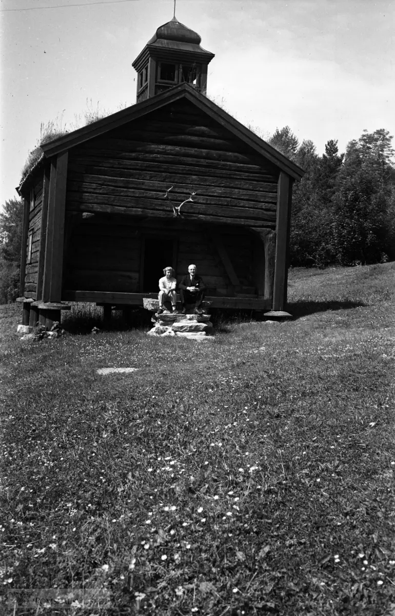 Fra Jonas Lied samlingen., Sengebua på Sølsnes. Opprinnelig sto den på oldefarens gård Teigset i Nesset, men ble senere flyttet til Åram i Langfjorden. Lied kjøpte Sengbua og satte den opp igjen på Sølsnes i 1938. Klokketårnet med løk kuppel skriver fra seg denne tida. Lied mente bestemt at huset var fra 1400 tallet, men årringsanalyser gjort de siste åra daterer tømmeret til 1620