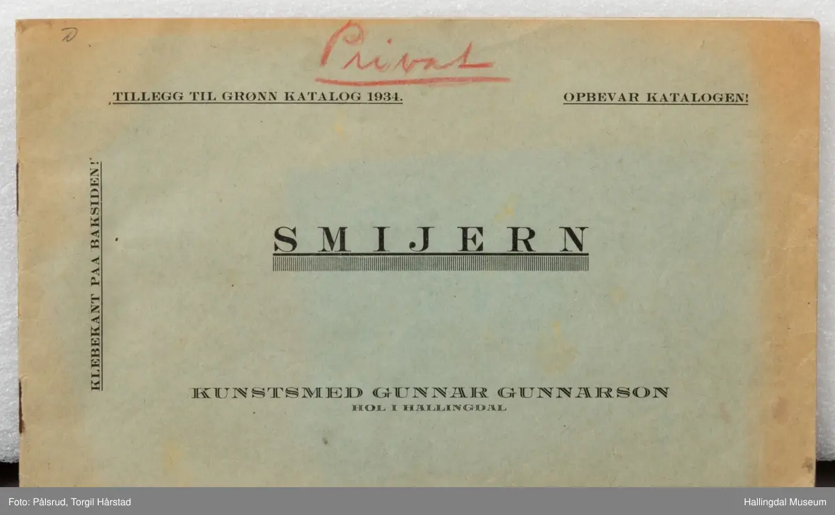 Salgskatalog/priskatalig for produkter laget av Kunstsmed Gunnar Gunnarson fra Hol i Hallingdal. Hefte med to metallstifter i ryggen. En liten katalog med 9 sider.