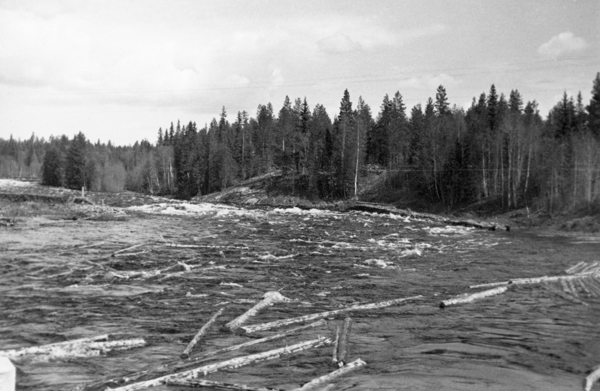 Tømmerfløting i elva Søndre Osa i Åmot kommune i Hedmark. Fotografiet er tatt våren 1936, antakelig i nærheten av den da nybygde kraftverksdammen ved Kvernfallet. Dette året var det innmeldt 383 088 tømmerstokker til fløting fra Osensjøen og tilflytende vassdrag (Slemma, Nordre Osa, Brøa, Ena med Ulvsjøvassdraget og Tverrena). Alt dette tømmeret skulle passere den nye kraftverksdammen ved Kvernfallet, og aktørene i fløtinga var naturlig nok spente på om dammen kom til å bli et hinder der stokkene satte seg fast. Glomma fellesfløtingsforeninger fremmet krav om noen justeringer etter et par års drift, men Kvernfalldammen ble aldri noe stort problem for fløtingsvirksomheten.