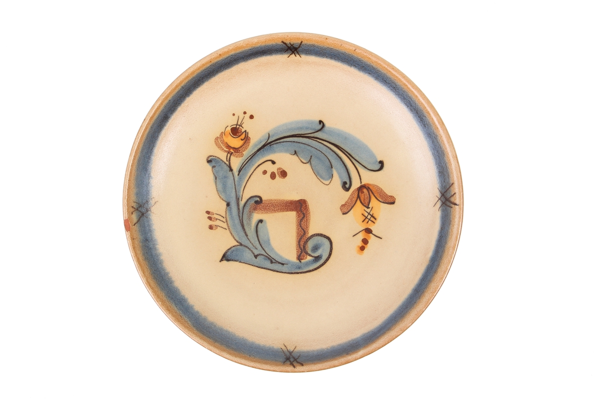 Tallerken fra Graveren med dekor inspirert av rosemaling.

