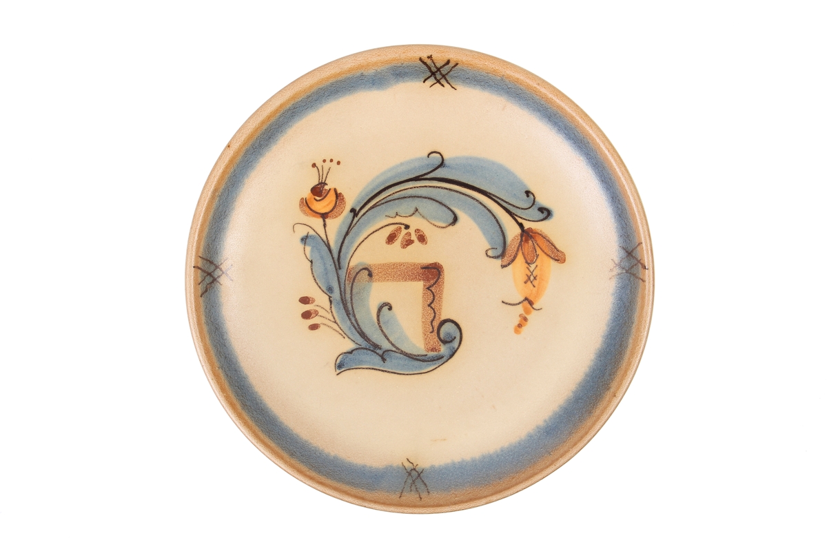 Tallerken fra Graveren med dekor inspirert av rosemaling.
