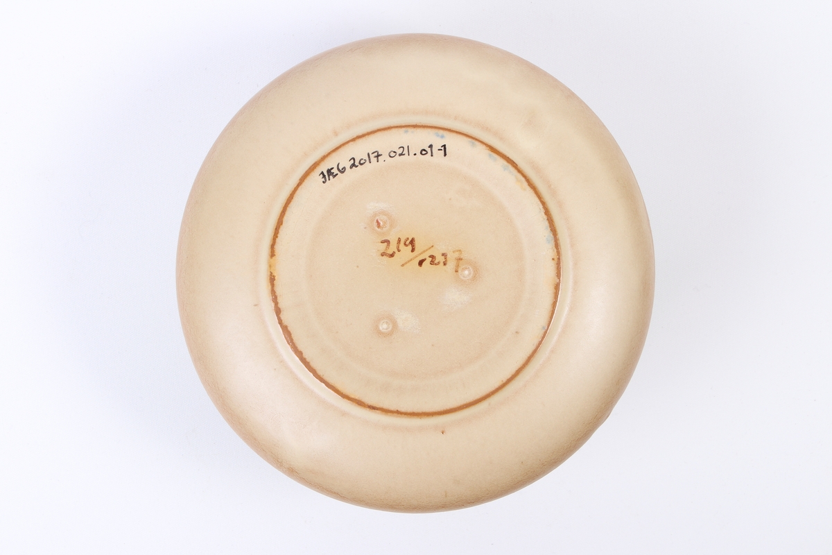 Tallerken fra Graveren med dekor inspirert av rosemaling.