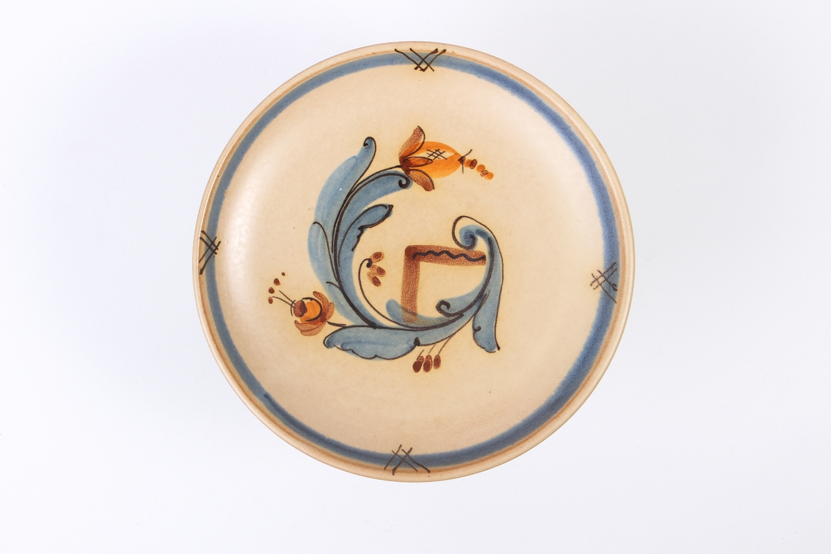 Tallerken fra Graveren med dekor inspirert av rosemaling.
