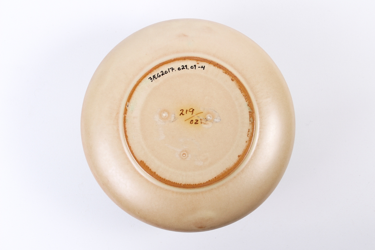 Tallerken fra Graveren med dekor inspirert av rosemaling.
