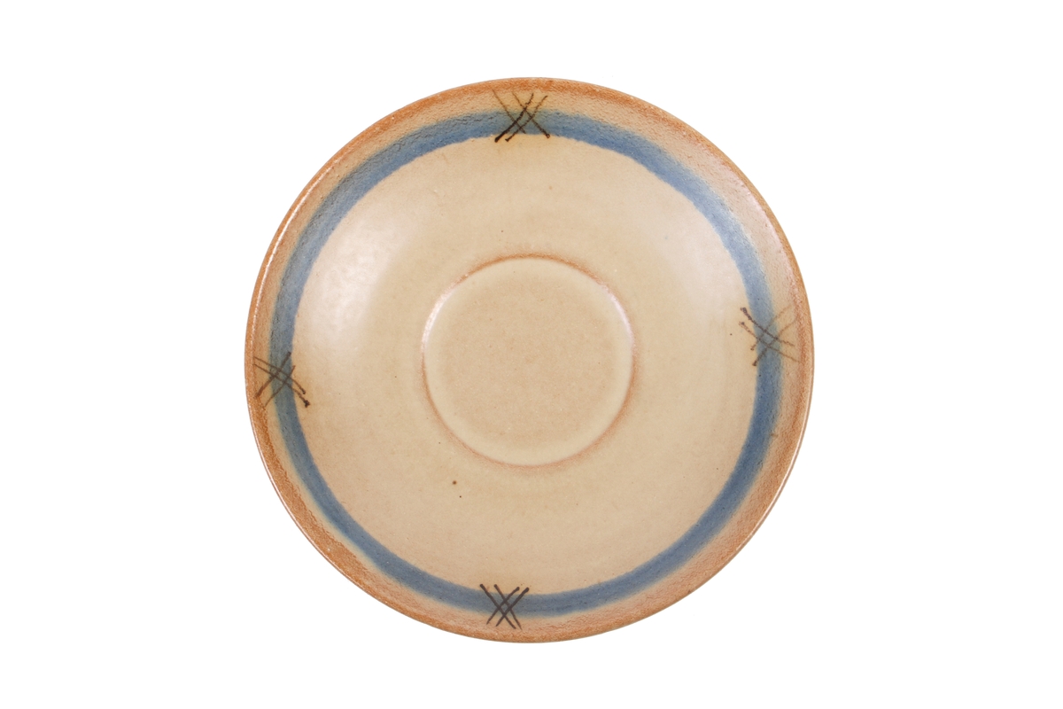 Tefat fra Graveren med blå dekorlinje.
