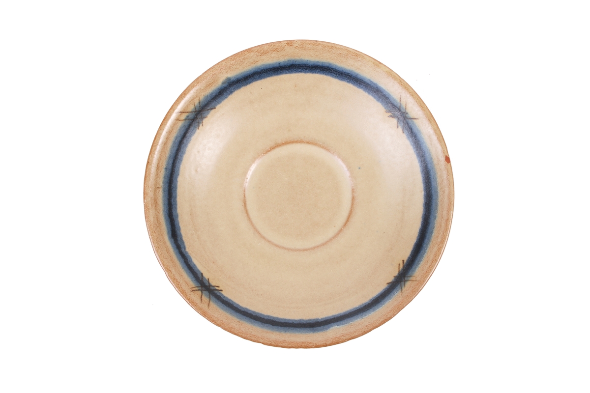 Tefat fra Graveren med blå dekorlinje.
