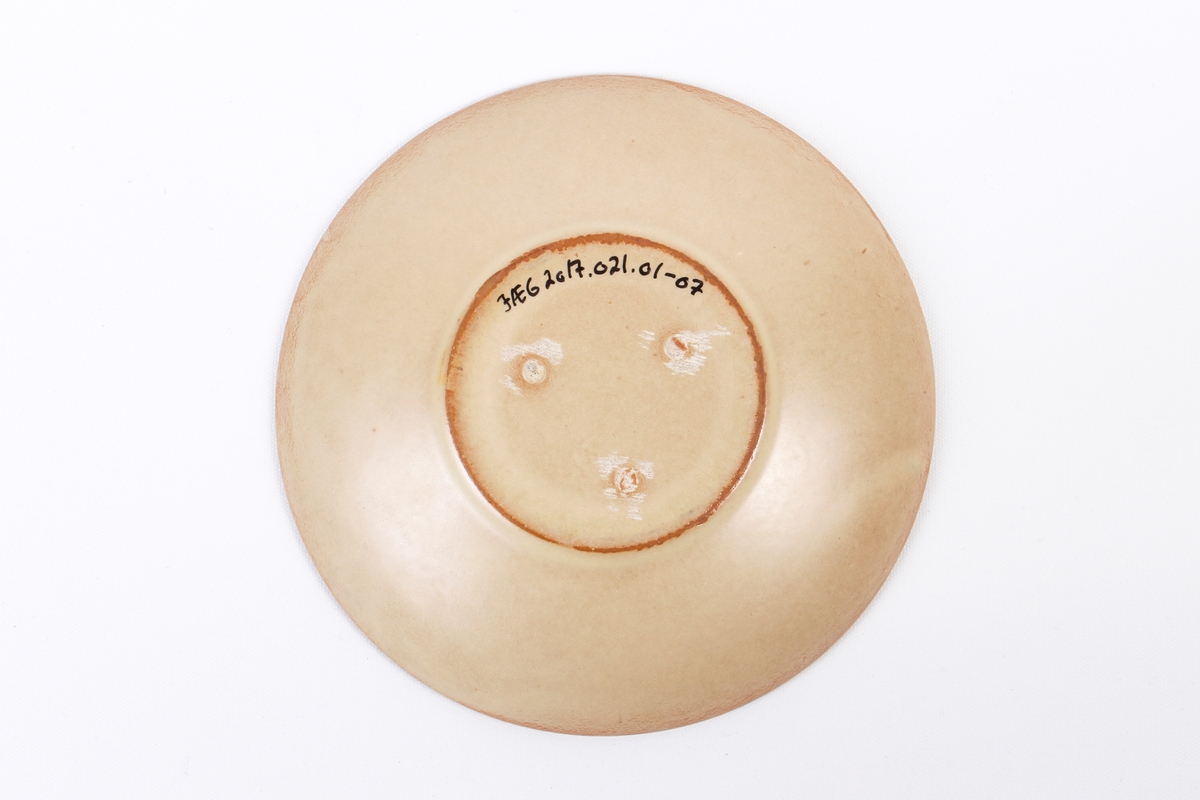 Tefat fra Graveren med blå dekorlinje.
