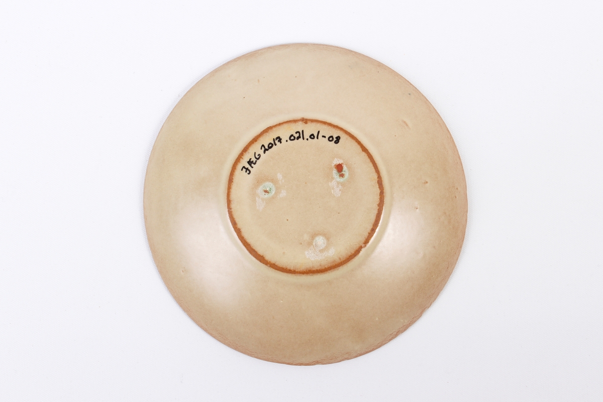 Tefat fra Graveren med blå dekorlinje.
