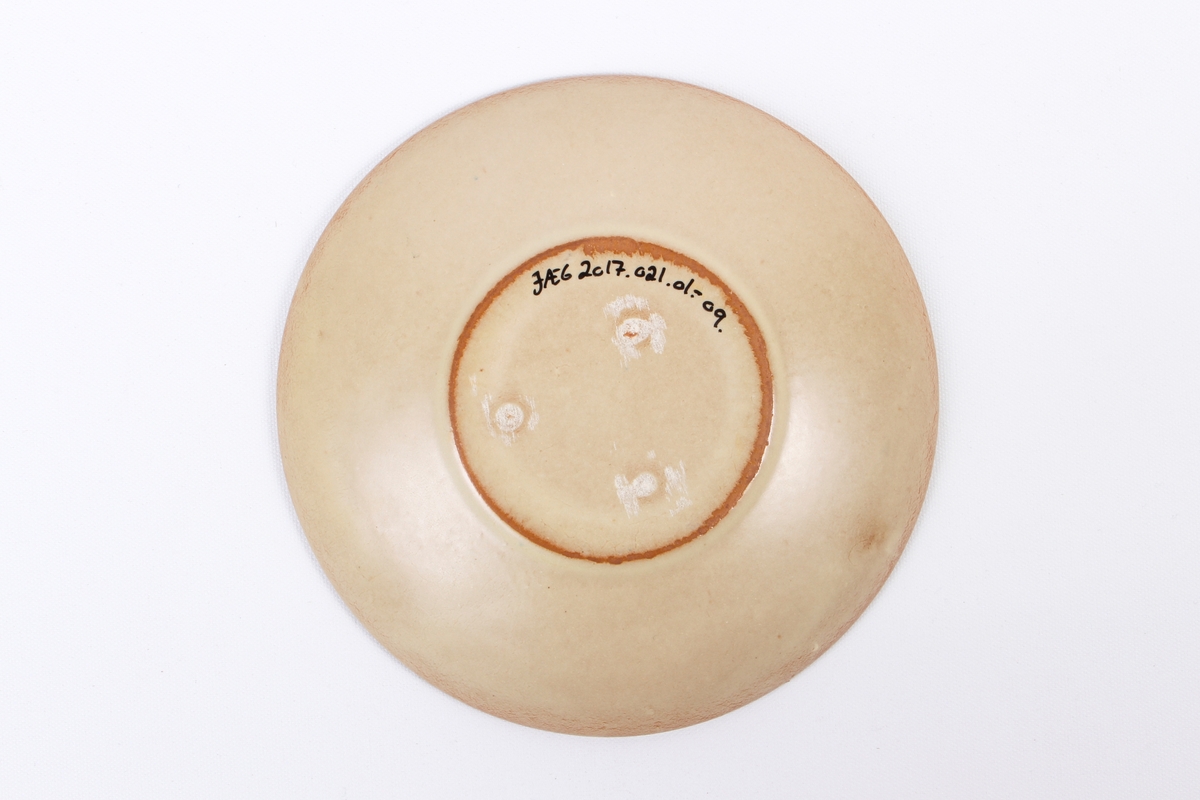 Tefat fra Graveren med blå dekorlinje.
