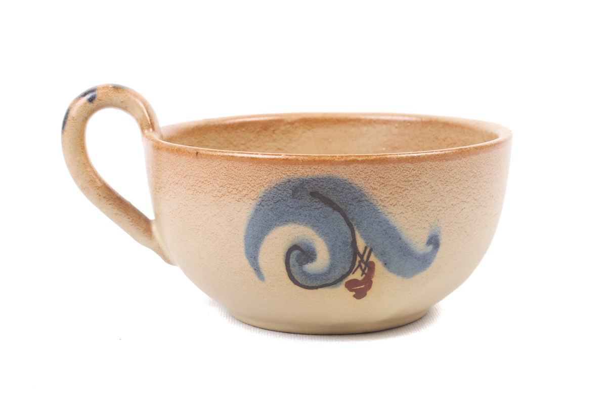 Kopp fra Graveren med dekor inspirert fra rosemaling.