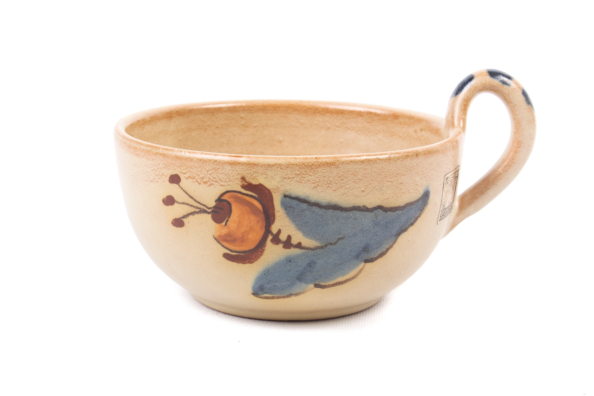 Kopp fra Graveren med dekor inspirert fra rosemaling.
