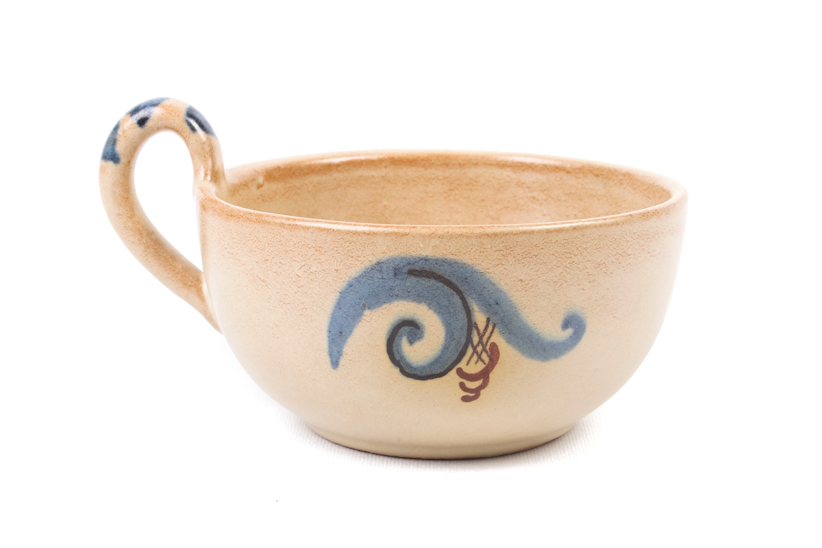 Kopp fra Graveren med dekor inspirert fra rosemaling.
