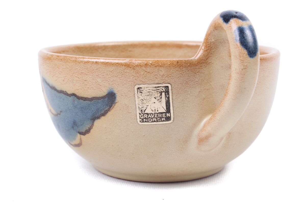 Kopp fra Graveren med dekor inspirert fra rosemaling.

